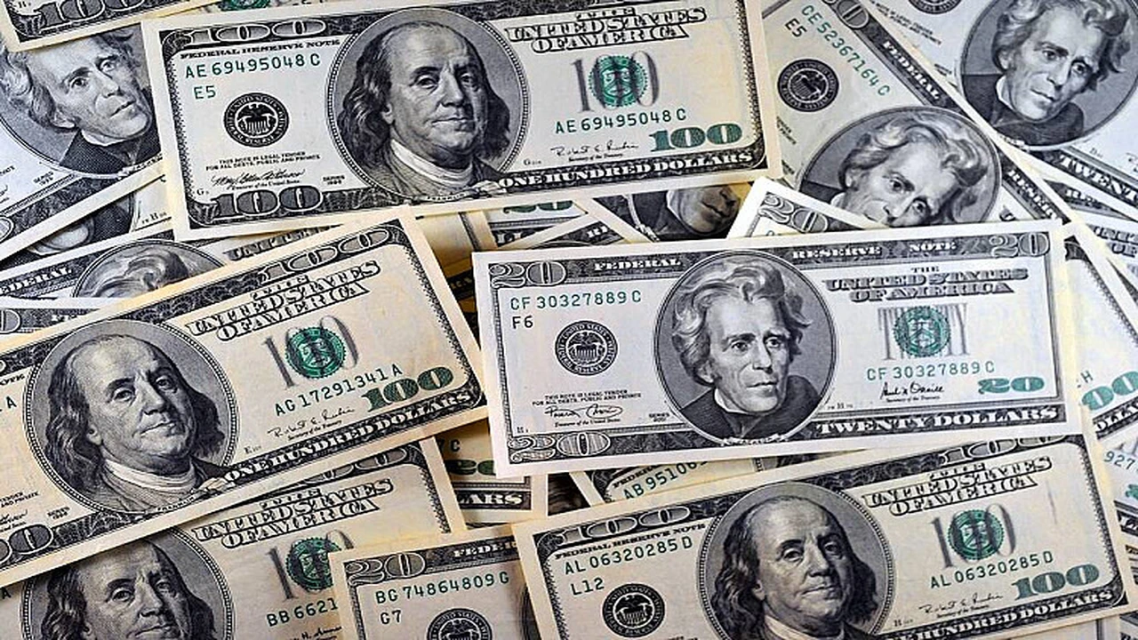 سعر الدولار مقابل الجنيه يشهد تغيرات جديدة في بداية تعاملات الأسبوع